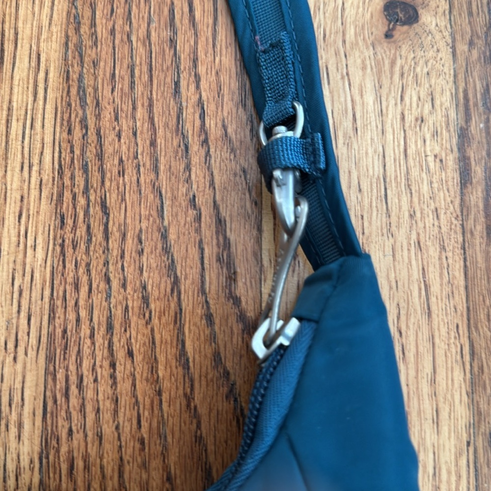 Pacsafe Antitheft Crossbody bag  Citysafe CS series in Tidal Teal - Picture 9 of 11